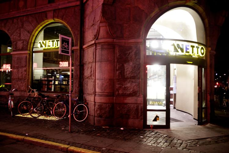 Detail. Døgnåben Netto-butik i København. Dansk Supermarked vil investere stort i butikker. 