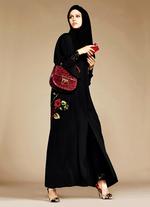 Fremstød. Dolce &amp; Gabbana lancerede i januar i år deres første kollektion specielt til muslimske kvinder, som ønsker at bære tørklæde, hijab, og den karakteristiske lange yderbeklædning, abaya. 