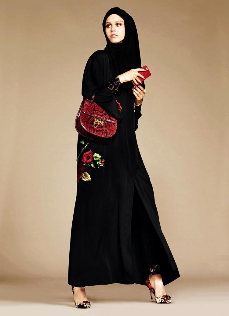 Fremstød. Dolce &amp; Gabbana lancerede i januar i år deres første kollektion specielt til muslimske kvinder, som ønsker at bære tørklæde, hijab, og den karakteristiske lange yderbeklædning, abaya. 