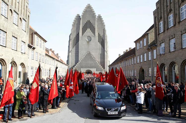 Farvel. Anker Jørgensens bisættelse var en historisk begivenhed - og en massivt mediedækket begivenhed. 