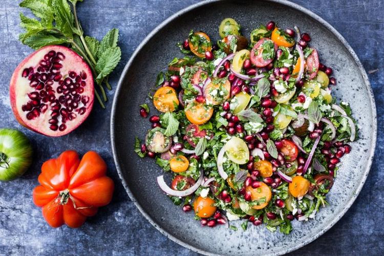 Lad være med spare på urterne til denne salat. Masser af krydderurter er en god måde at pifte en salat op på - de giver god smag og er også sunde. 