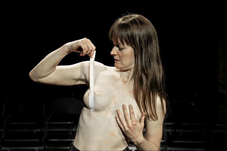 BRYSTFIKSERING. Ammebryster skal have lidt hjælp, men Kitt Maiken Mortensen forstår at kramme brystvorterne, så »der kommer mere humør over det«.