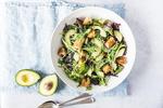 Avocado og salat får smæk af en dressing med både sennep og parmesan. Hjemmelavede brødcroutoner sørger for, at det knaser. 