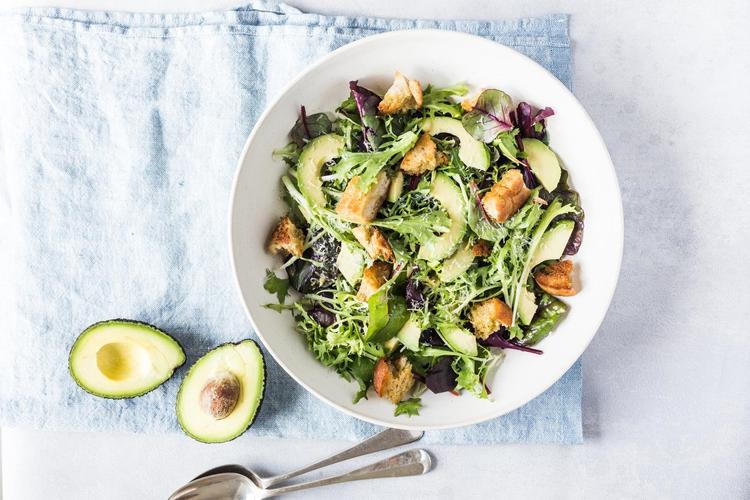 Avocado og salat får smæk af en dressing med både sennep og parmesan. Hjemmelavede brødcroutoner sørger for, at det knaser. 