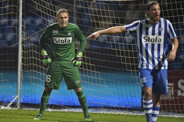 Profiler. Målmand Jeppe Højberg og altmuligmanden Bjørn Paulsen var de to afgørende figurer, da Esbjerg mandag slog Viborg med 1-0. Foto: Christer Holte/Polfoto 