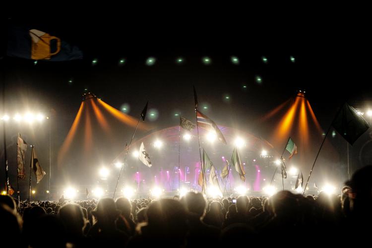 Spænding. Vi ved, at Damon Albarn åbner programmet på Orange Scene, men hvem skal ellers spille der? Det finder vi ud af i morgen. 