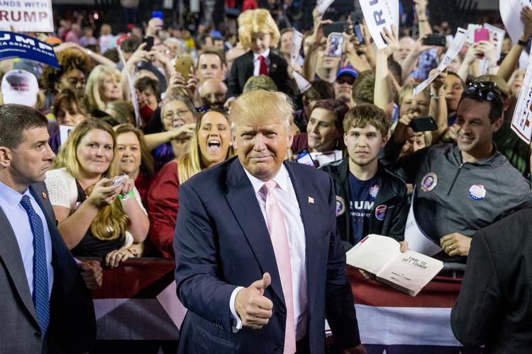 Valgkonvent. Donal Trump poserer efter et valgarrangement på Valdosta State University i februar. 