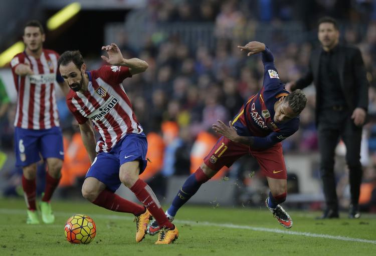 Nøgleduel. Madrids Juanfran og Bracelonas Neymar (th) krydser klinger igen i aften. 