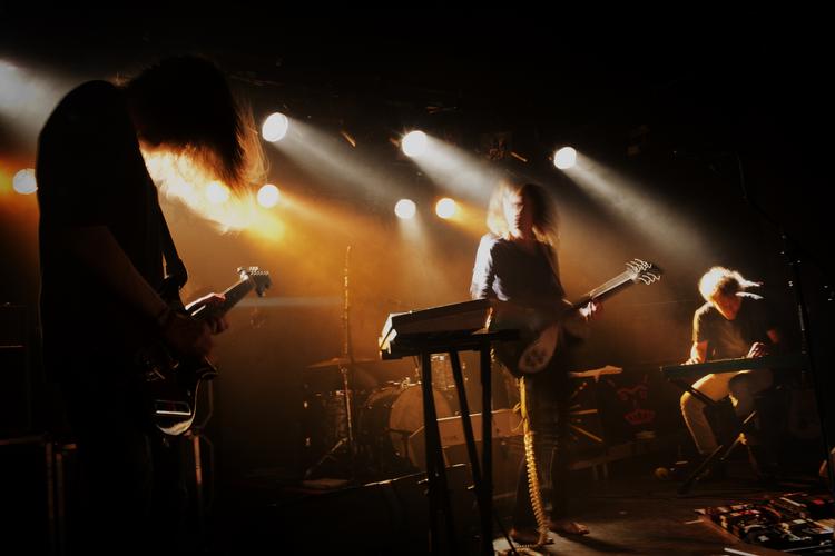 Mellemstort. Et band som australske Tame Impala kunne være et oplagt bud på en TAP1-kunstner. Ikke for lille. Men heller ikke kæmpestor. 