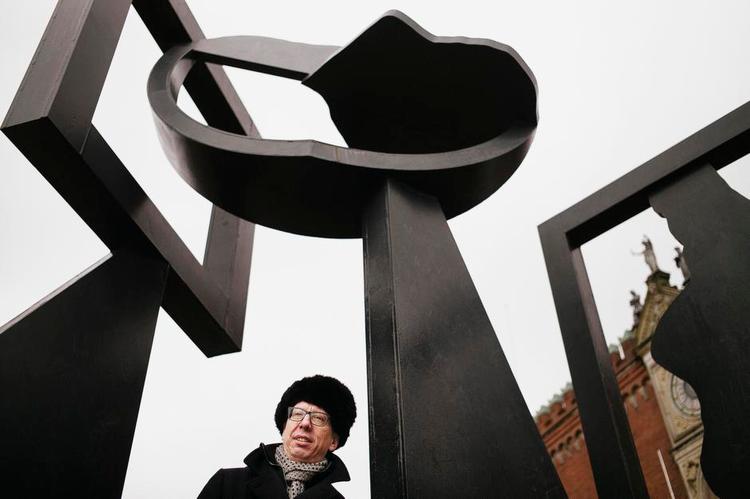 væk. Alex Ahrendtsen (DF) så gerne, at Odenses Robert Jacobsen-skulptur ved rådhuset skiftes ud med en statue af H.C. Andersen. 