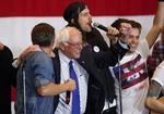 Glæde. Humøret var højt hos Bernie Sanders og hans tilhængere ved et valgmøde mandag i Milwaukee. 
