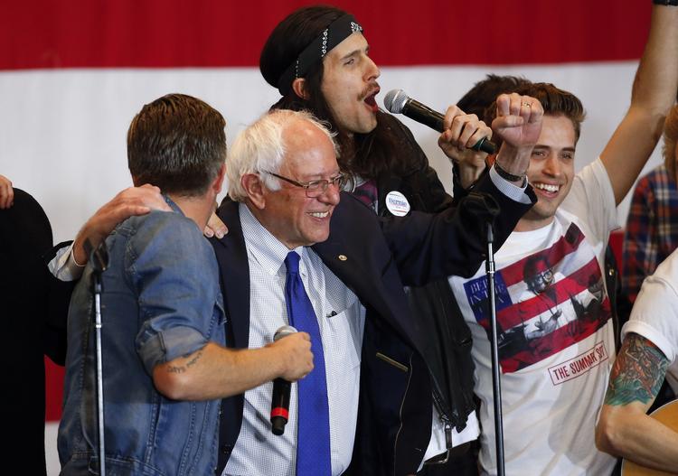 Glæde. Humøret var højt hos Bernie Sanders og hans tilhængere ved et valgmøde mandag i Milwaukee. 