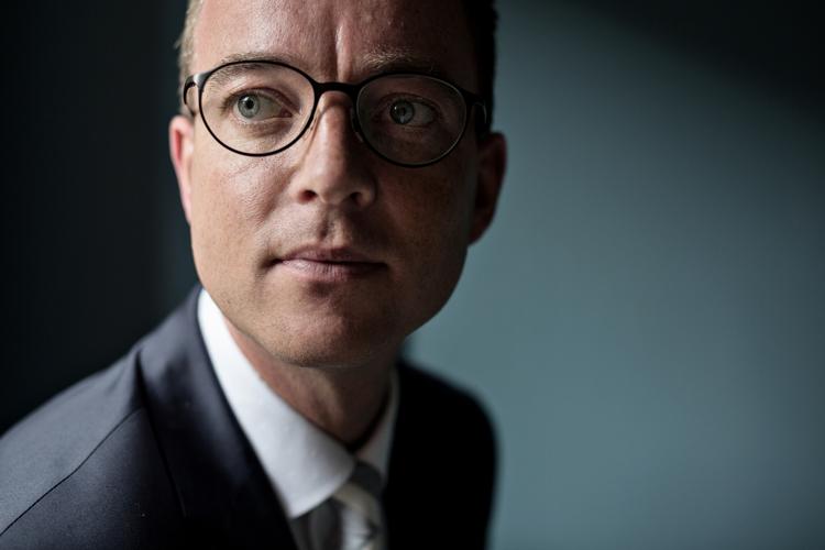 Kvælstof. Miljø- og fødevareminister Esben Lunde Larsen er klar til at imødekomme Konservatives krav, men han vil ikke lægge sig fast på, hvor meget kvælstofudledningen vil blive reduceret 