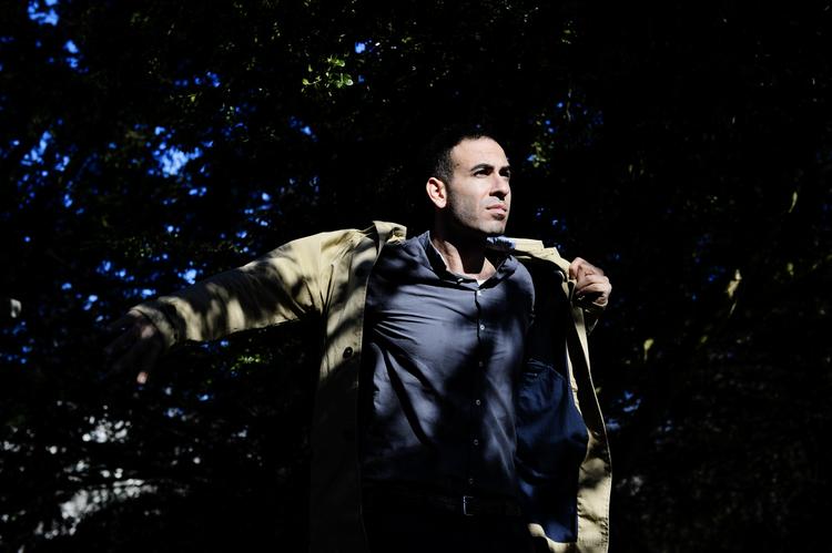 Integration. Abdel Aziz Mahmoud fotograferet i Ørstedsparken i København i anledning af sin forfatterdebut. 