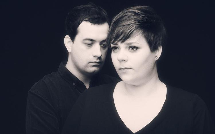 Jordforbindelse. Timo Andersen og Maja Rudolph fra Haderslev giver et jordnært, helhjertet og ligefremt bud på dansk pop med cool provinsattitude. 