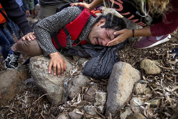 politik. En mand kollapser, da han ankommer til den græske ø Lesbos i september sidste år. Netop Grækenland har på grund af landets beliggenhed ved Middelhavet fået mange ansøgninger om asyl. 