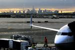 Rettigheder. Er et fly forsinket på grund af tekniske fejl, kan det udløse op til 4.500 kroner i kompensation til flypassagerer. Det kan få nogle flyselskaber til at gå på kompromis med sikkerheden, mener luftfartsdirektør. 