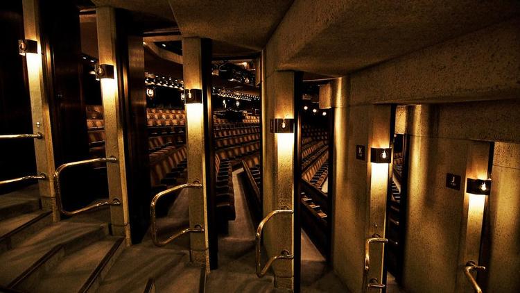 Automatik. Døre, scenegulve og kulisser i Barbican Centre i London opfører deres egen lille dans i en sekvens, der udgør en af filmens mange små brikker. Foto fra 'Barbicania' 