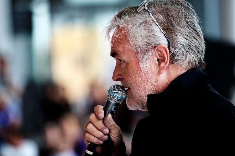 inhabil? Kritikerne undrer sig over, at Anders Laursen kan optræde både som fagforeningsleder og bestyrelsesformand for spillesteder, der forhandler med musikerne. Her åbner Laursen Copenhagen Jazz Festival 2010. 