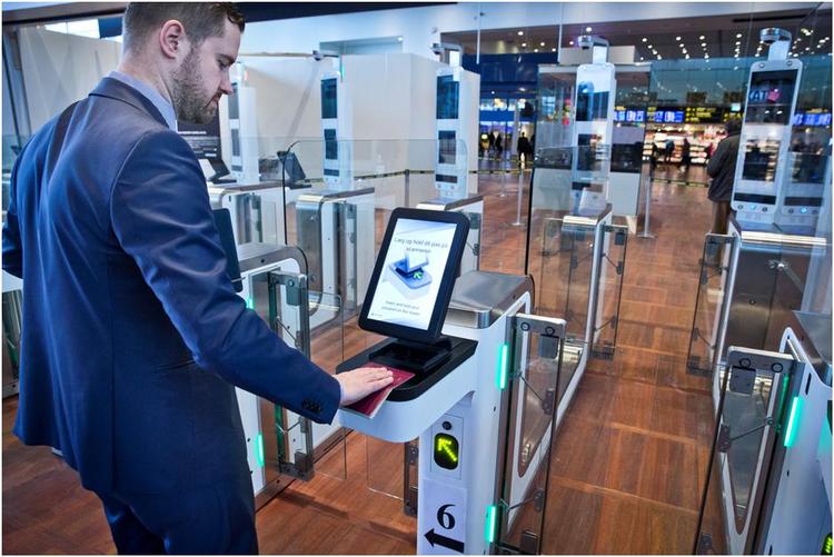 SELVKONTROL. Passet scannes og kontrolleres på et par sekunder. Næste punkt er fotografering. Lufthavnens passagerchef Thomas Hoff Andersson slap igennem uden problemer. 