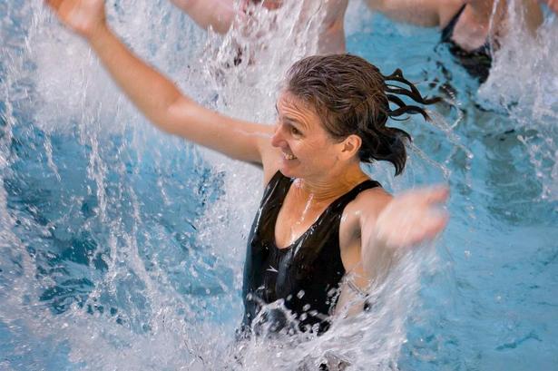STEP. Med en stepbænk på bassinbunden, kan man lave klassisk aerobictræning i svømmehallen. 