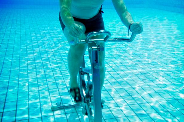 MODSTAND. Spinningcyklen fungerer ved, at pedalerne skovler vandet væk. Vil man have mere modstand, må man træde med en hurtigere kadence. 