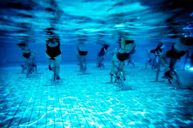 STILHED. Under vandet er der altid stille, men på overfladen er der høj musik, som man også kender det fra fitnessverden. 
