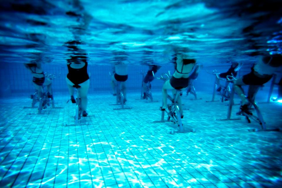 STILHED. Under vandet er der altid stille, men på overfladen er der høj musik, som man også kender det fra fitnessverden. 