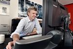 Chefredaktør. Poul Madsen, chefredaktør på Ekstra Bladet, ønsker frifindelse i sagen om, hvorvidt avisen skal betale erstatning til de to tidligere gidsler Eddie Lopez og Søren Lyngbjørn. Et vidne fortæller, at piraterne gav udtryk for, at de fulgte med i de danske medier. 
