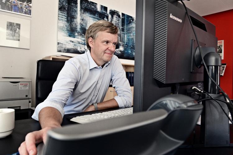 Chefredaktør. Poul Madsen, chefredaktør på Ekstra Bladet, ønsker frifindelse i sagen om, hvorvidt avisen skal betale erstatning til de to tidligere gidsler Eddie Lopez og Søren Lyngbjørn. Et vidne fortæller, at piraterne gav udtryk for, at de fulgte med i de danske medier. 