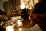 Naturligt. Naturvinen kan ofte være lidt mørkere, end de almindelige vine - som denne, der næsten er orange. 