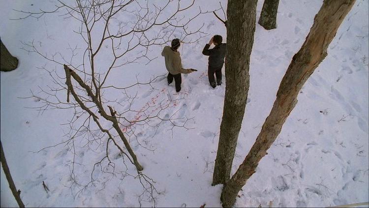 Mafiamord. To mafiahåndlangere skal grave et lig ned i skoven - men liget er slet ikke dødt, viser det sig. »De to idiotiske mordere formår at blive skubbet helt ud til kanten«, siger scenograf Mia Stensgaard. 