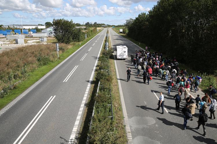 videre. Flygtninge gik i efteråret på de danske motorveje for primært at komme gennem landet til Sverige. 
