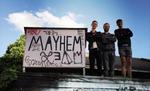 Mayhem. Der er billig bar og høj musik i norvest i weekenden. 