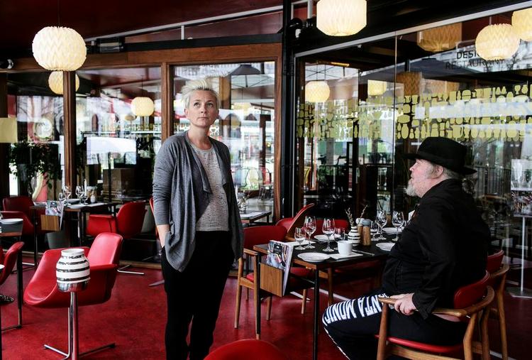 999 kr. Det koster det at komme med til kultursalon i Kähler i Tivoli på søndag. »Det lyder dyrt, men jeg synes ikke, det er dyrt, i forhold til hvad folk kan få ud af det«, siger restaurantens nye kulturchef, Ane Cortzen. 