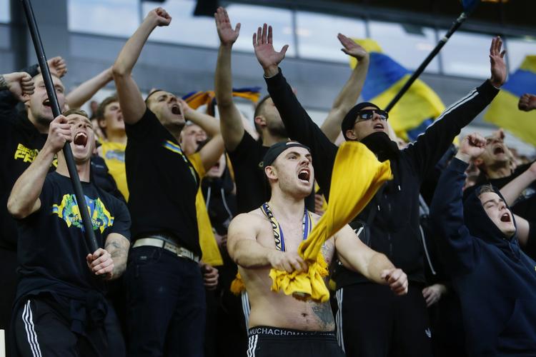 optøjer. Nogle af Brøndby-tilhængerne truede FCK-spillerne og kastede med pinde efter pokalkampen. 