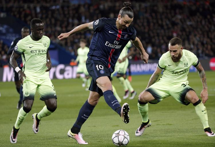 2-2. Zlatan Ibrahimovic (midt) brændte både en kæmpechance og et straffespark, før svenskeren scorede efter en besynderlig Manchester City-fejl. 