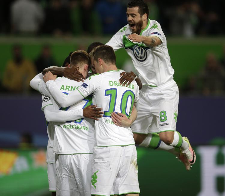 2-0. Wolfsburgs Maximilian Arnold (tv) har scoret til 2-0 og lægger grundlaget for sensationen mod Real Madrid. 
