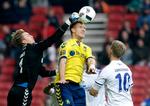 1-1. Martin Albrechtsen (midt) blev skadet for Brøndby og måtte udgå fra kampen mod FCK. 