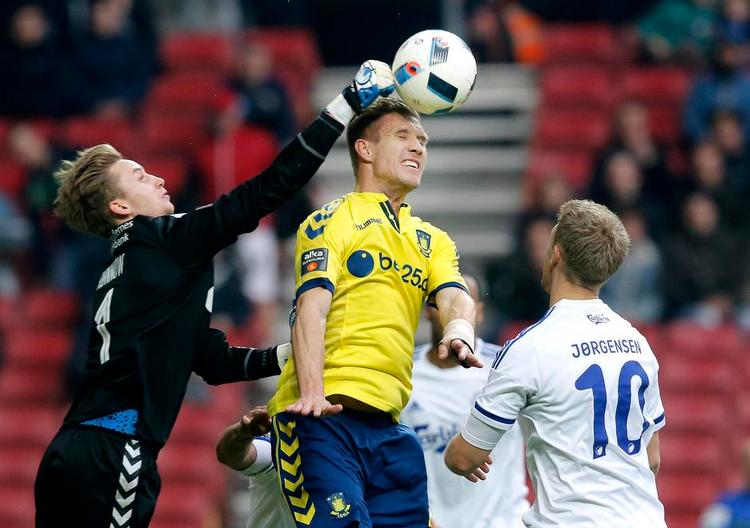 1-1. Martin Albrechtsen (midt) blev skadet for Brøndby og måtte udgå fra kampen mod FCK. 