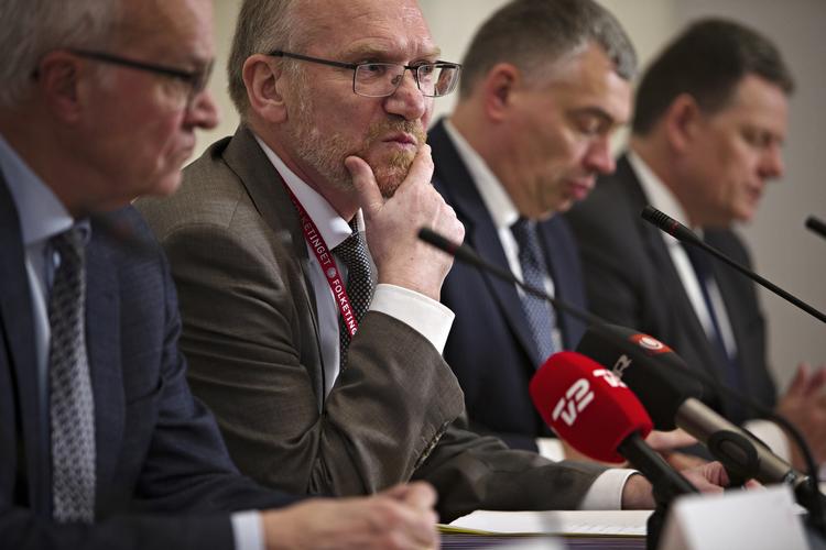 Statsrevisorer. Formand Peder Larsen ses her skarpest i billedet. 