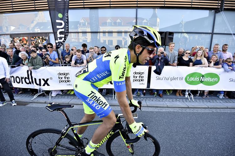 matchfixing. Alberto Contador i aktion i det famøse gadeløb, der nu har kostet bagmanden et års karantæne. 