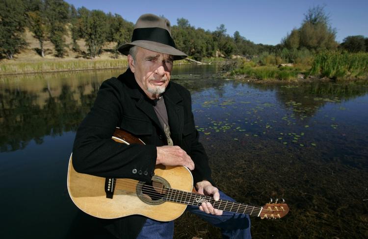 Ranchejer. I løbet af sin mangeårige karriere opnåede Merle Haggard stor anerkendelse i musikverdenen. Her er han fotograferet på sin ranch i Californien. 