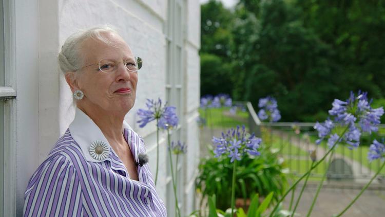 Monark. Når man ikke er demokratisk valgt, er det særligt vigtigt at det følelsesmæssige bånd mellem monark og befolkning styrkes. Det sker særligt via medierne, mener historiker. -Foto:DR 