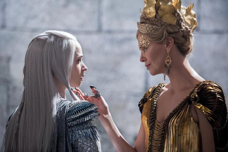 Psykologisering. I den nye eventyr-actionfilm, "The Huntsman: Winter's War" er der en god grund til, at de to onde søstre er så onde. 