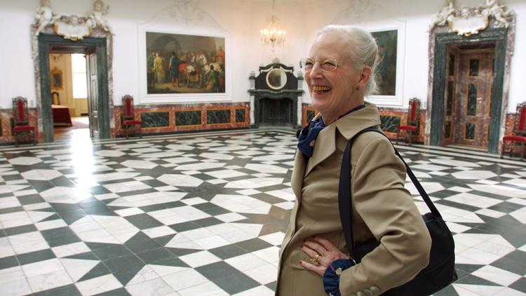 Sale. Her viser dronningen rundt på Fredensborg slot i 2. afsnit af serien. -Foto: DR 