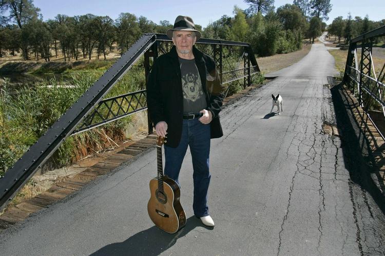 legende. Hård ungdom, lang karriere, og onsdag på sin 79-års fødselsdag døde countrysangeren Merle Haggard så. 