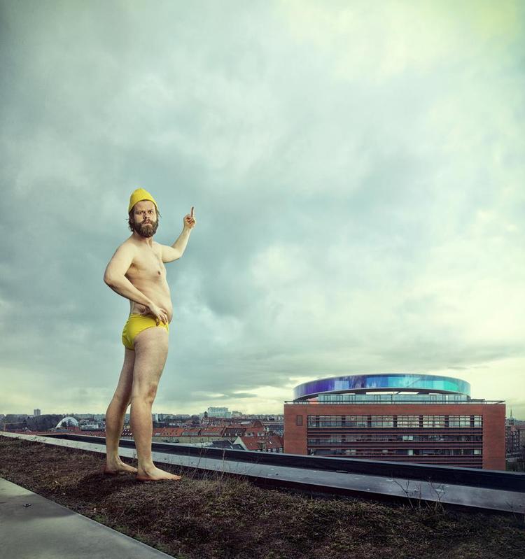 Aarhustype. Nikolaj Mineka (billedet) portrætterer sammen med Daniel Bevensee og Anna Ur Konoy ni forskellige karakterer fra Aarhus i teater- komedien 'Ottetusinde'. Forestillingen er baseret på input fra Teatret Svalegangens Facebookfølgere. Pr-foto 