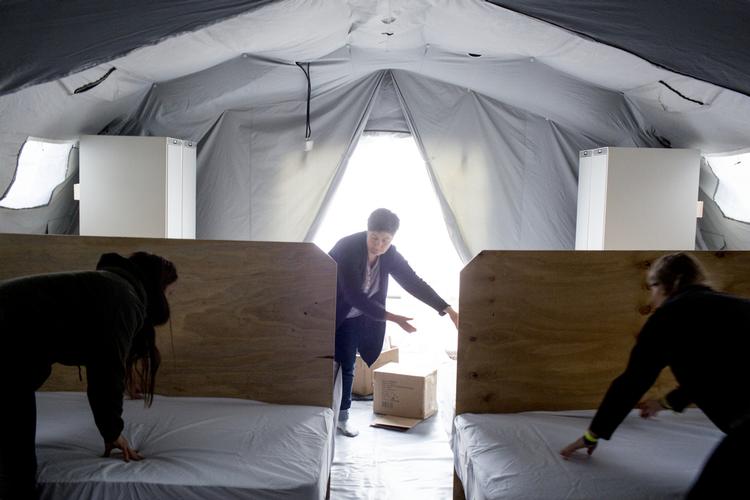 TELTLEJR. Her er den første teltlejr til flygtninge ved at blive gjort klar. Lejren ligger i Thisted og minder om den, der senere er blevet oprettet i Haderslev. (Arkiv) 