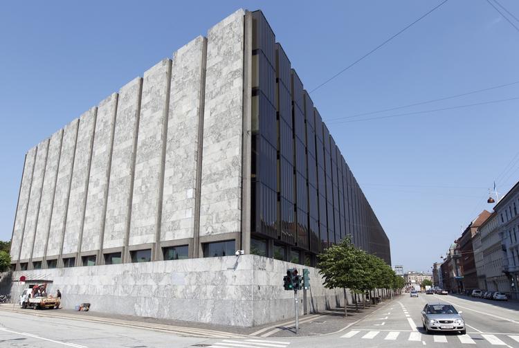 Betonkasse. »Nationalbanken ville have været god, hvis den lå i Ballerup. Nu ligger den lige op ad Holmens Kirke, hvor den er helt fejlplaceret« siger bevaringformand, som mener at pengeinteresser er hovedårsag til byens grimme byggerier. 